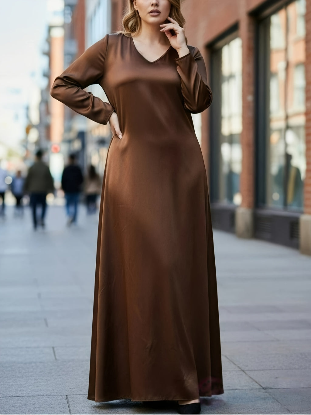 Robe en satin grande taille — Longue et fluide à col en V