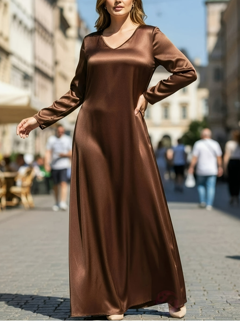 Robe en satin grande taille — Longue et fluide à col en V