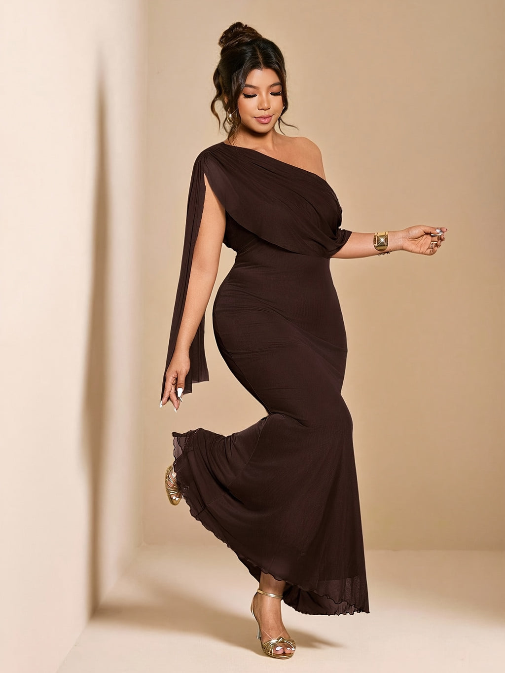Robe sirène grande taille — Manche cape sur une seule épaule