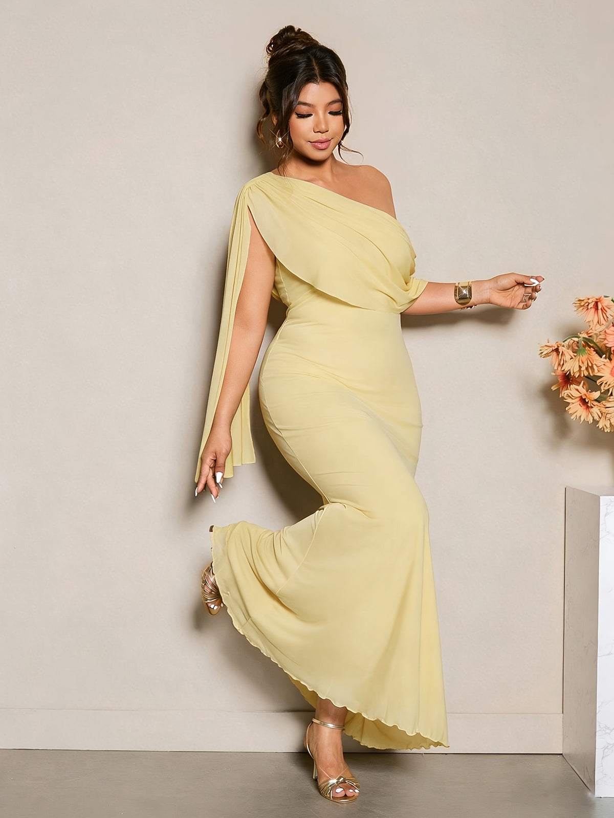 Robe sirène grande taille — Manche cape sur une seule épaule