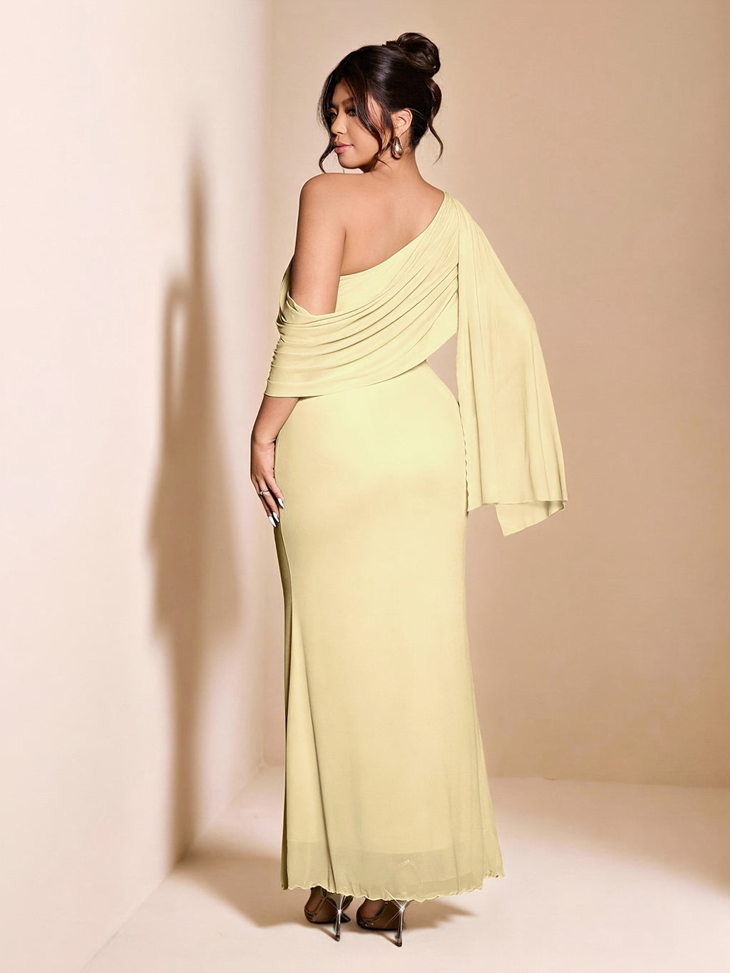 Robe sirène grande taille — Manche cape sur une seule épaule