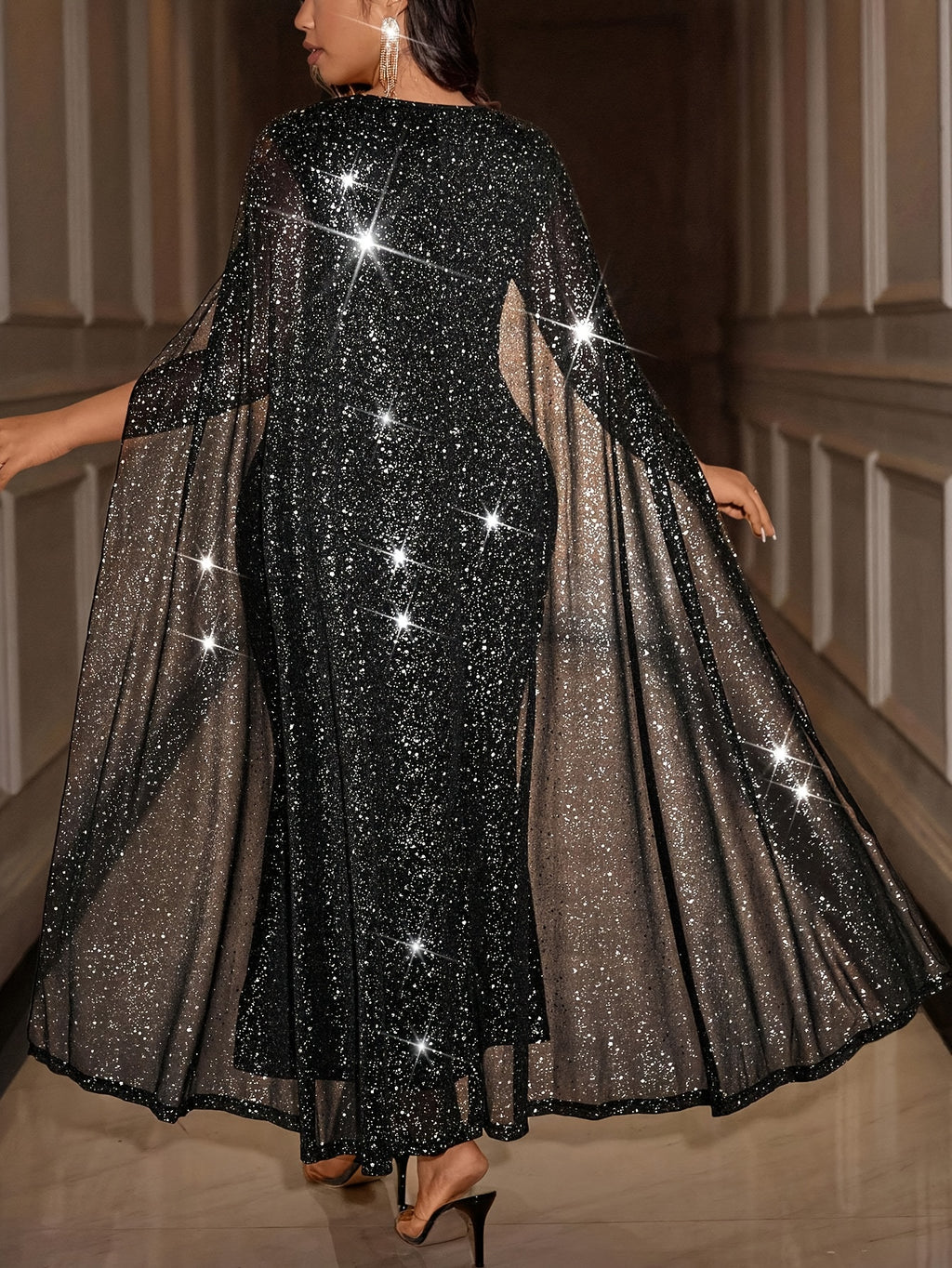 Robe de soirée grande taille — Longue cape de résille noire