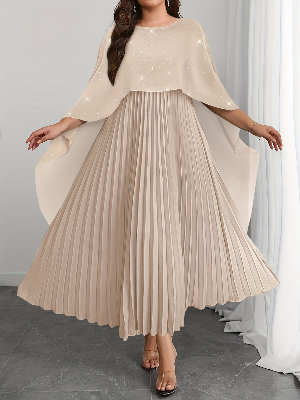 Robe de soirée grande taille — Cape pailletée et plissé long