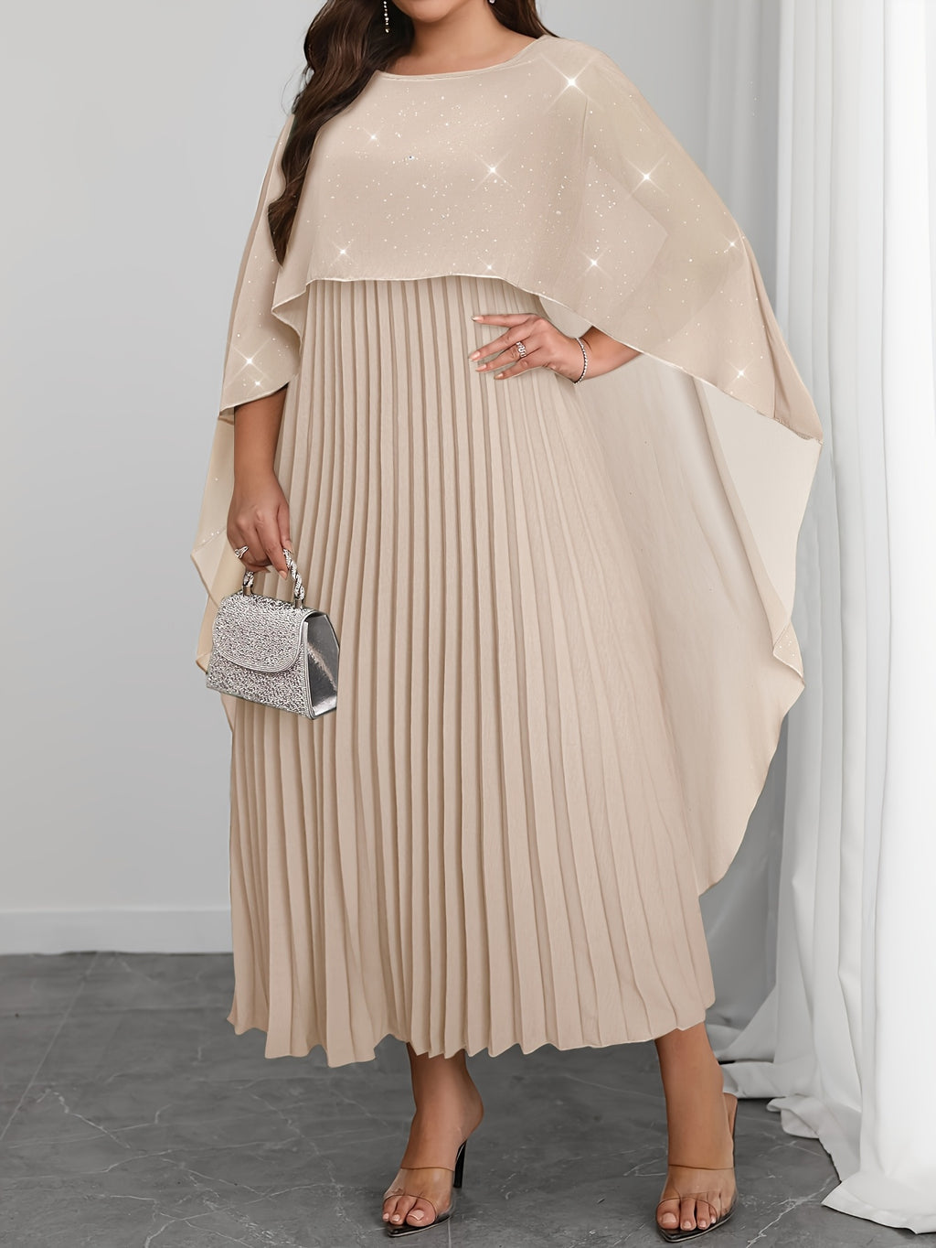 Robe de soirée grande taille — Cape pailletée et plissé long