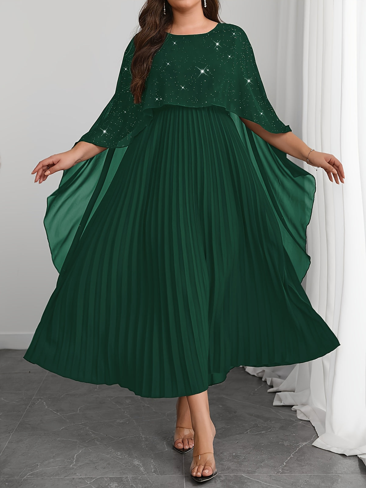 Robe de soirée grande taille — Cape pailletée et plissé long