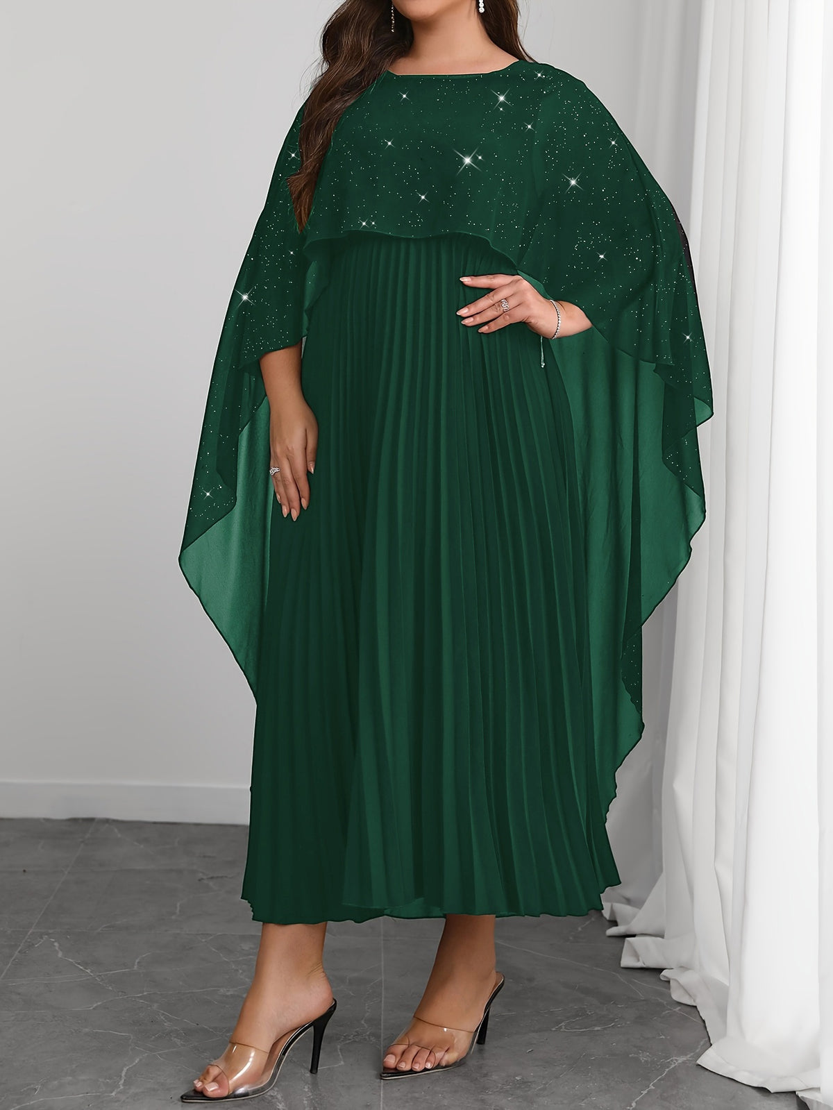 Robe de soirée grande taille — Cape pailletée et plissé long