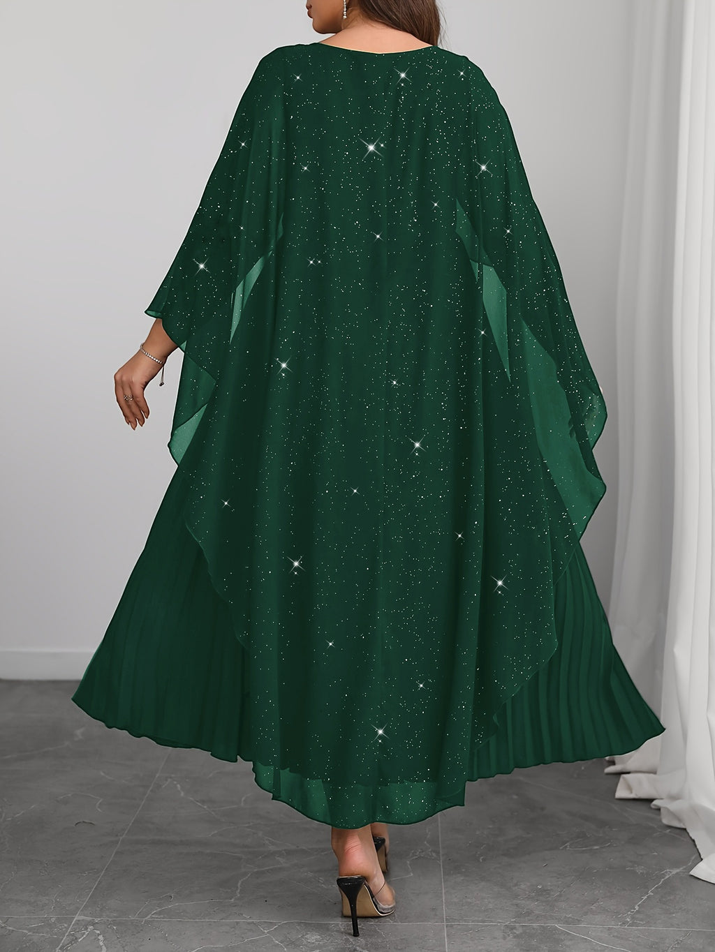 Robe de soirée grande taille — Cape pailletée et plissé long