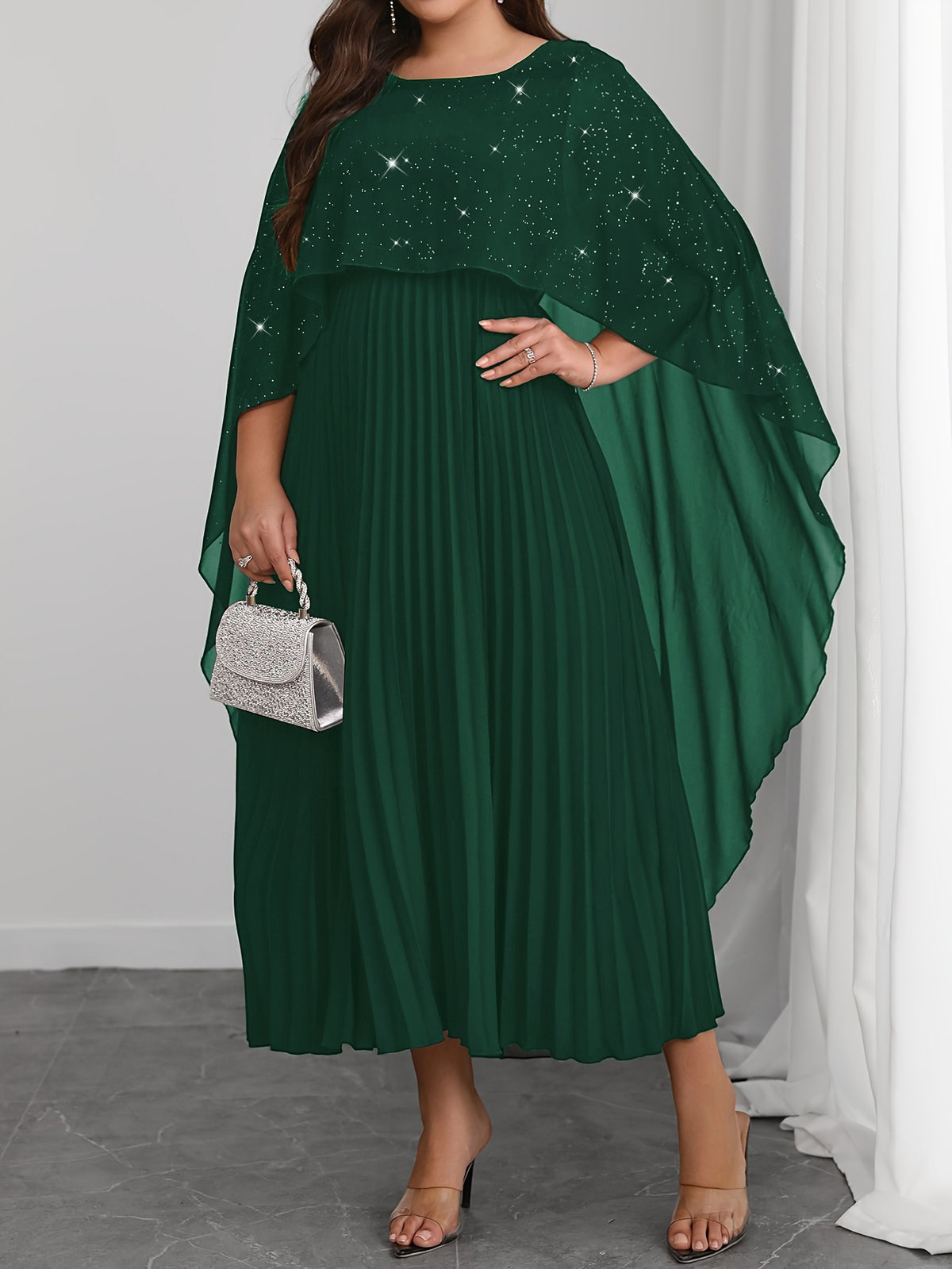 Robe de soirée grande taille — Cape pailletée et plissé long