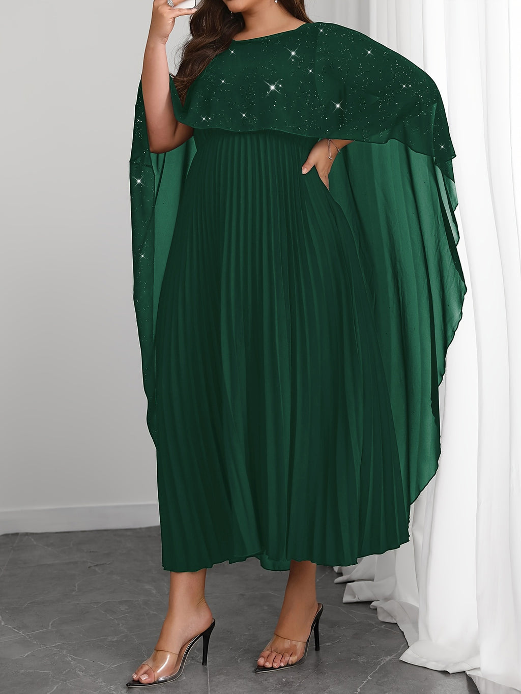 Robe de soirée grande taille — Cape pailletée et plissé long