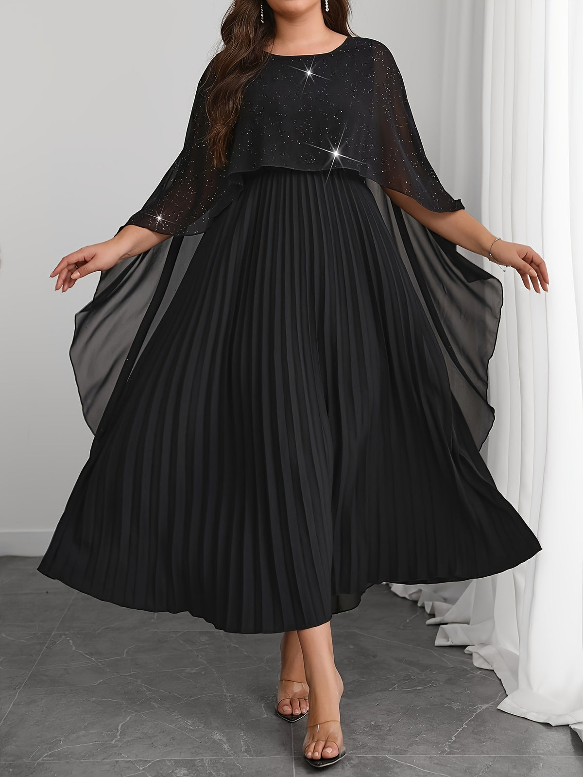 Robe de soirée grande taille — Cape pailletée et plissé long