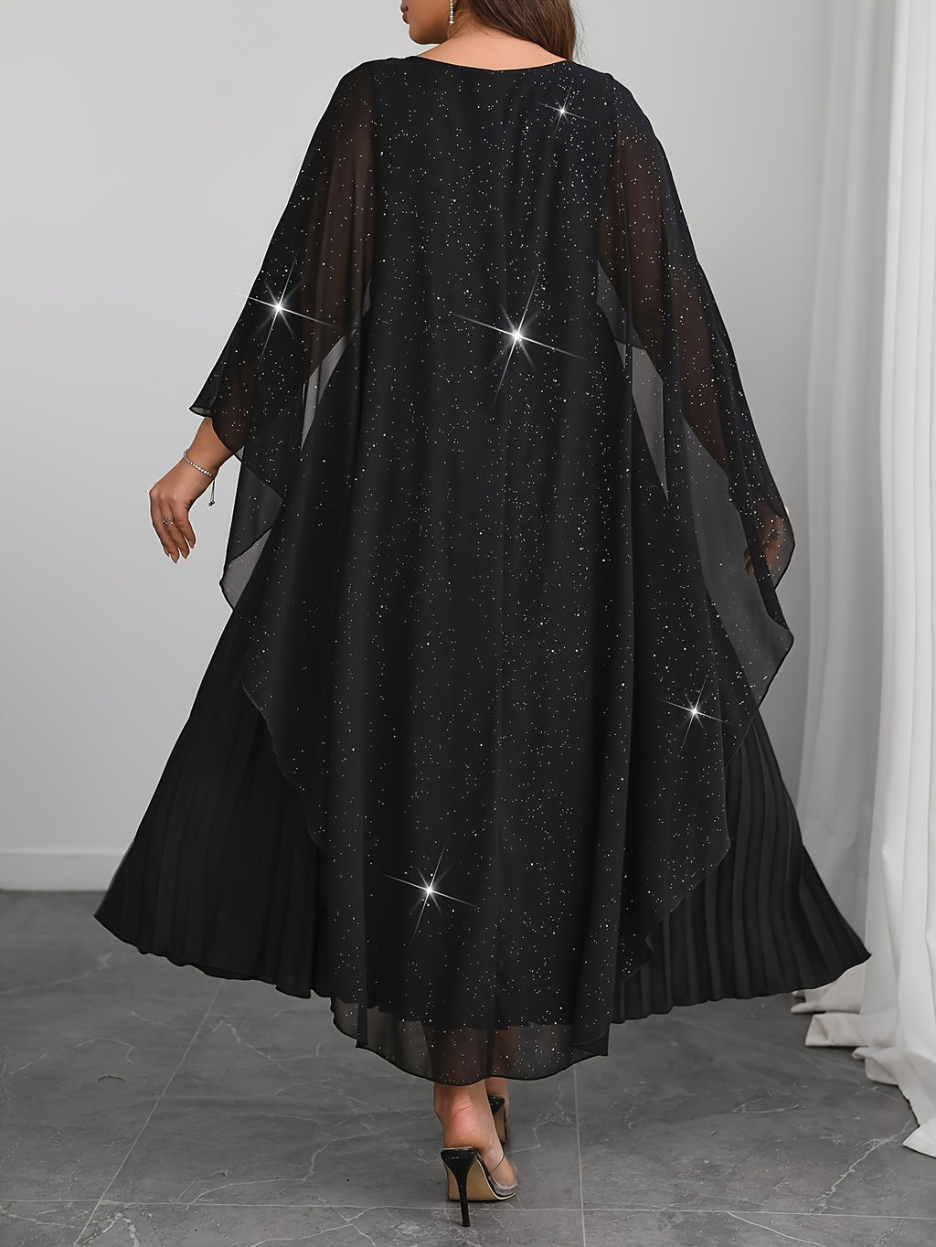 Robe de soirée grande taille — Cape pailletée et plissé long
