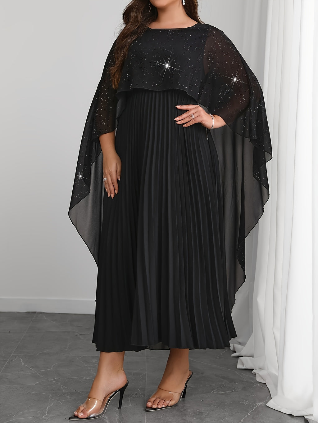 Robe de soirée grande taille — Cape pailletée et plissé long