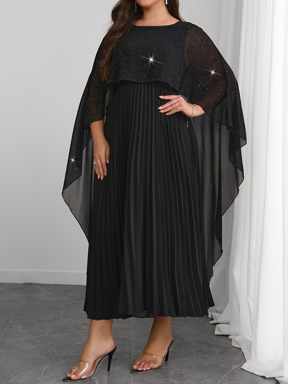 Robe de soirée grande taille — Cape pailletée et plissé long