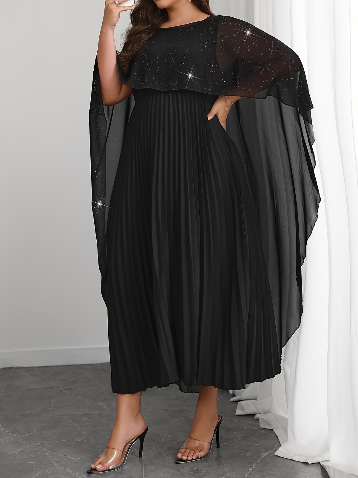 Robe de soirée grande taille — Cape pailletée et plissé long