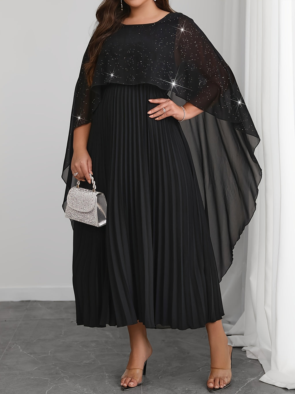 Robe de soirée grande taille — Cape pailletée et plissé long