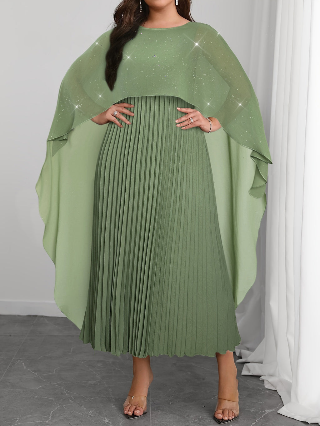 Robe de soirée grande taille — Cape pailletée et plissé long