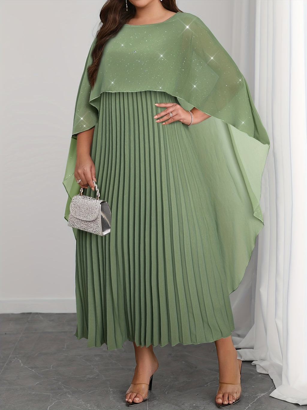 Robe de soirée grande taille — Cape pailletée et plissé long