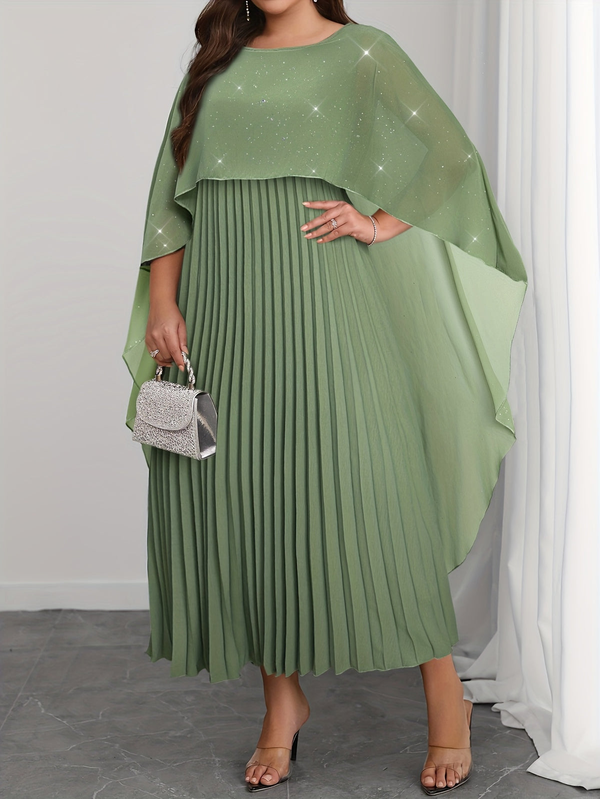 Robe de soirée grande taille — Cape pailletée et plissé long