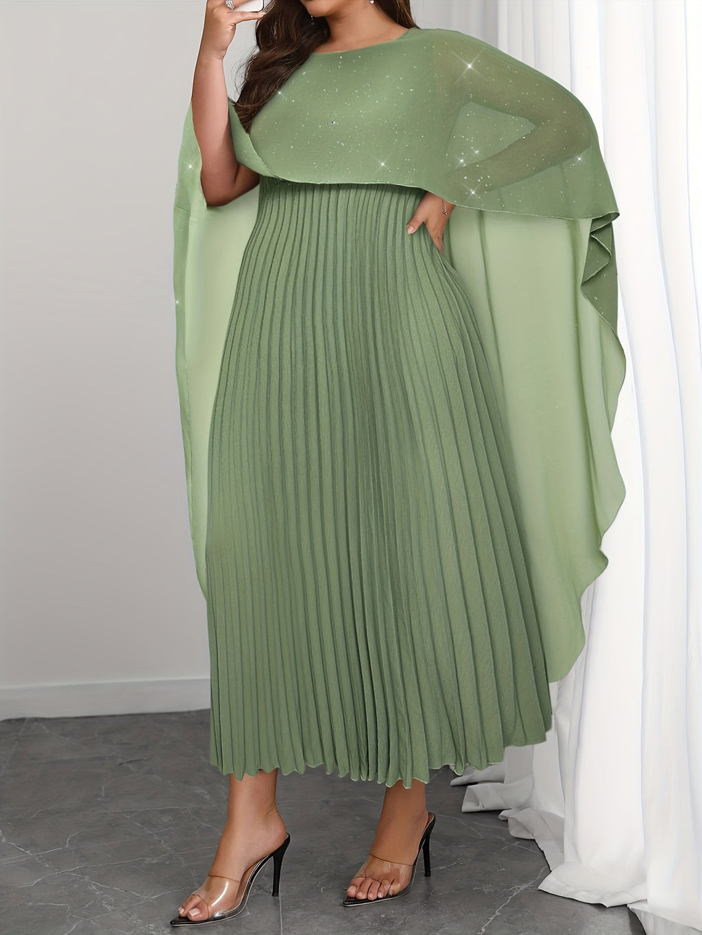 Robe de soirée grande taille — Cape pailletée et plissé long