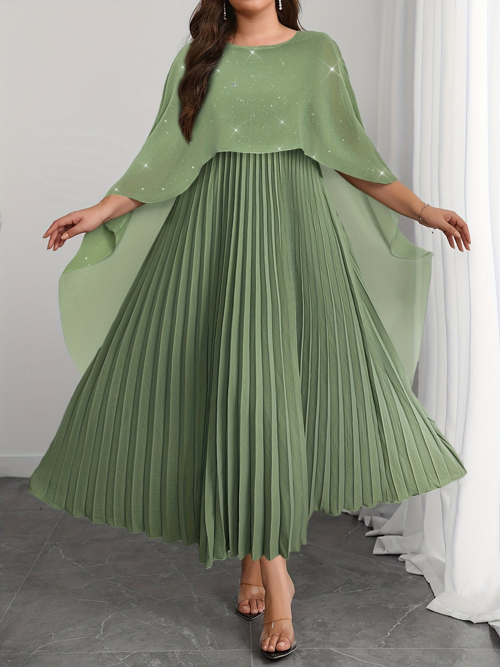 Robe de soirée grande taille — Cape pailletée et plissé long