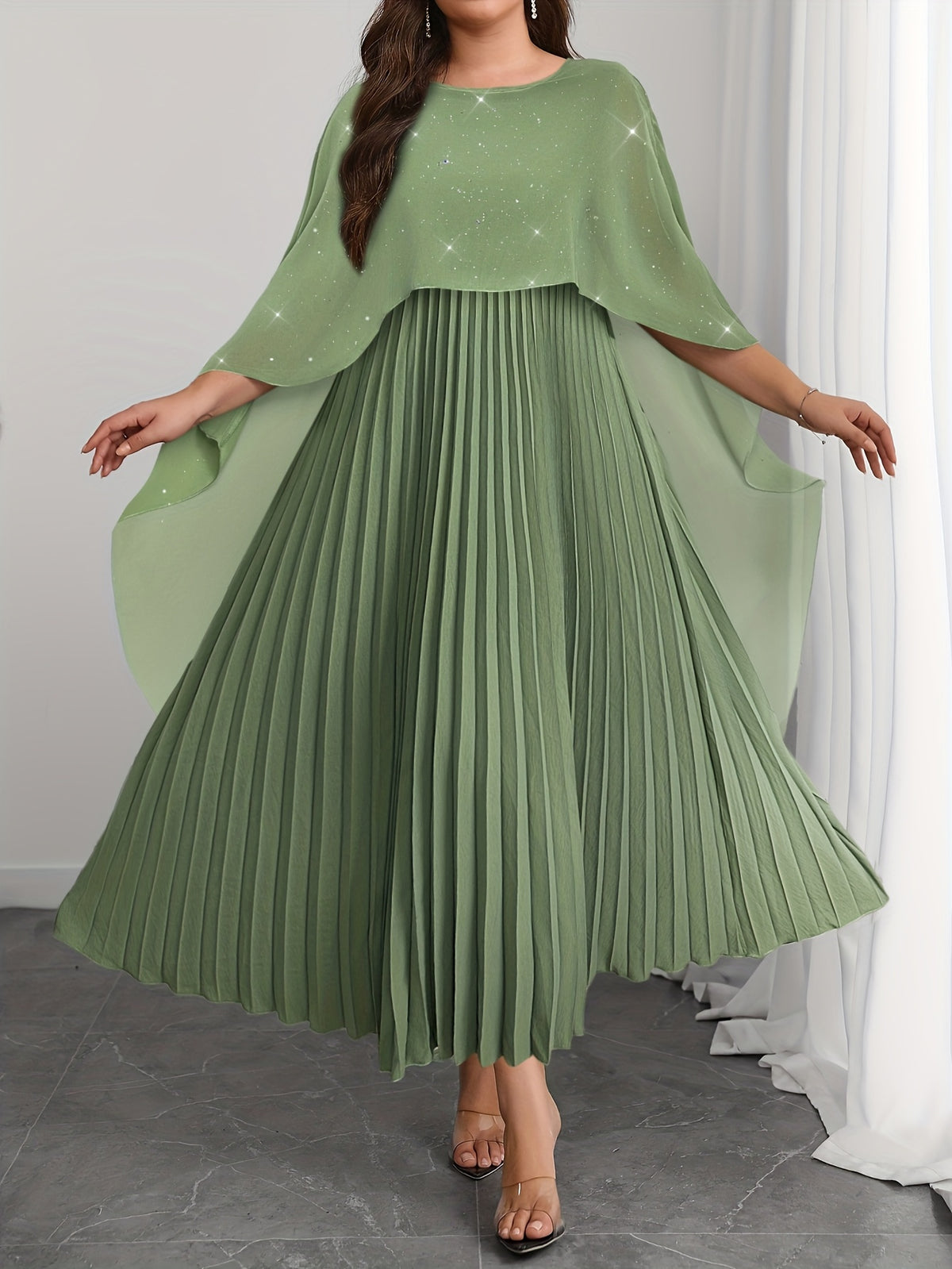 Robe de soirée grande taille — Cape pailletée et plissé long