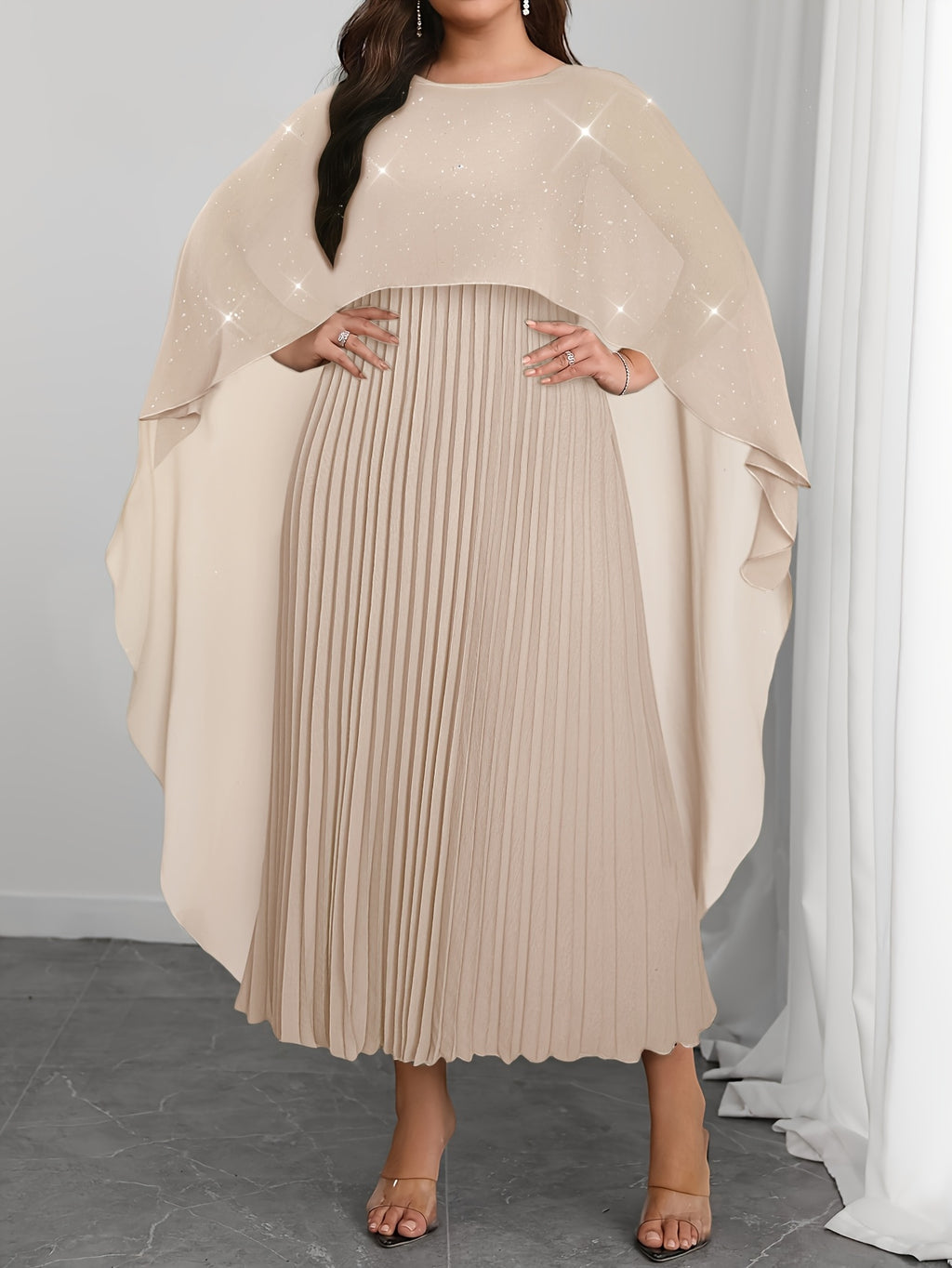 Robe de soirée grande taille — Cape pailletée et plissé long