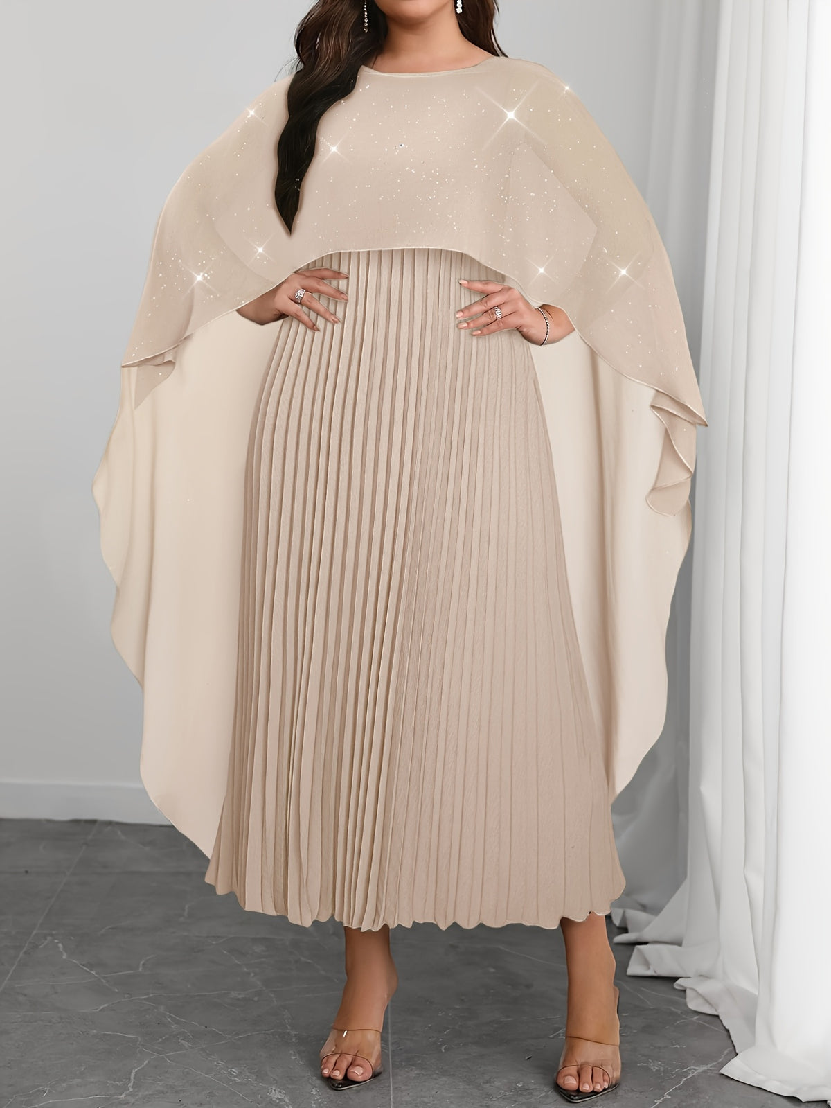 Robe de soirée grande taille — Cape pailletée et plissé long