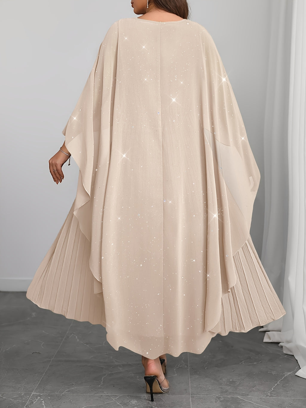 Robe de soirée grande taille — Cape pailletée et plissé long
