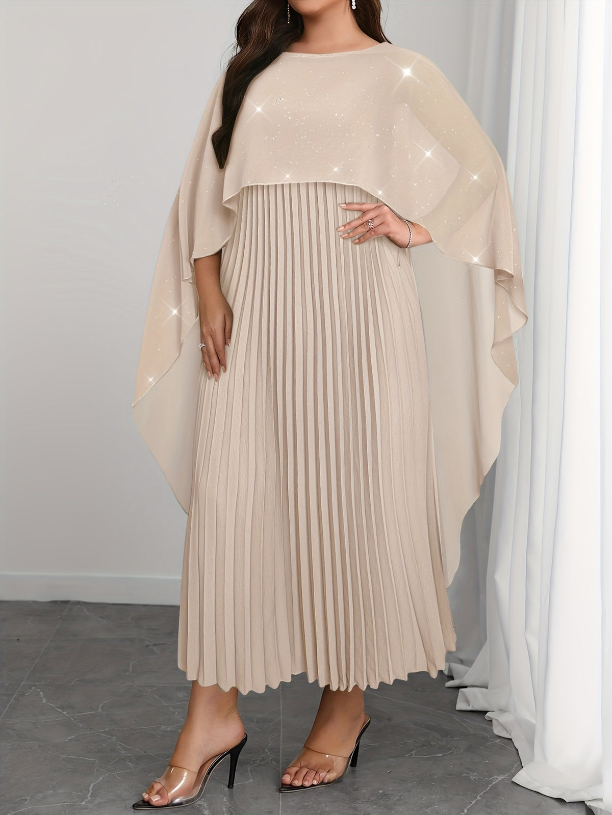 Robe de soirée grande taille — Cape pailletée et plissé long