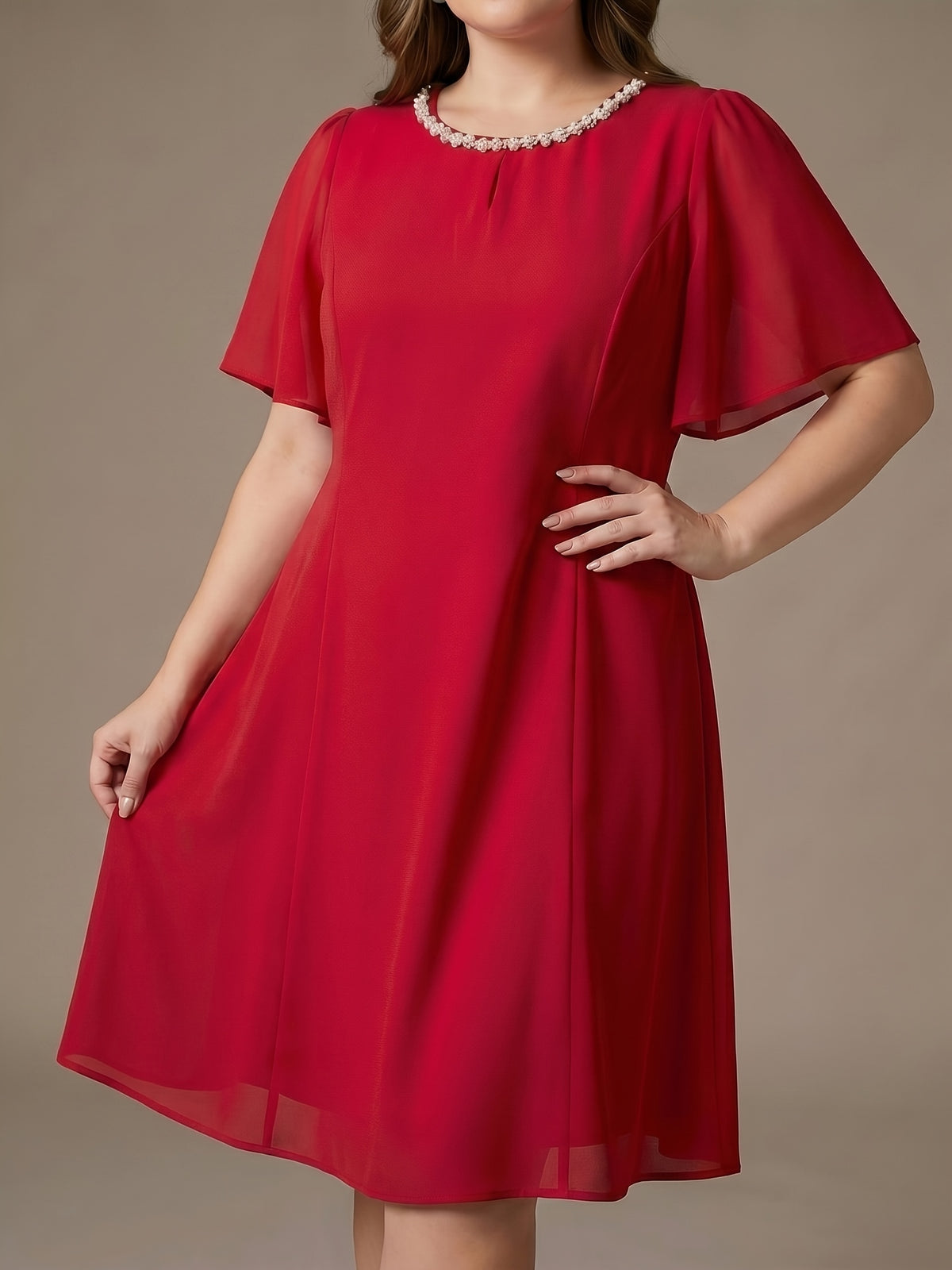 Robe de soirée grande taille, col perlé et voile fluide