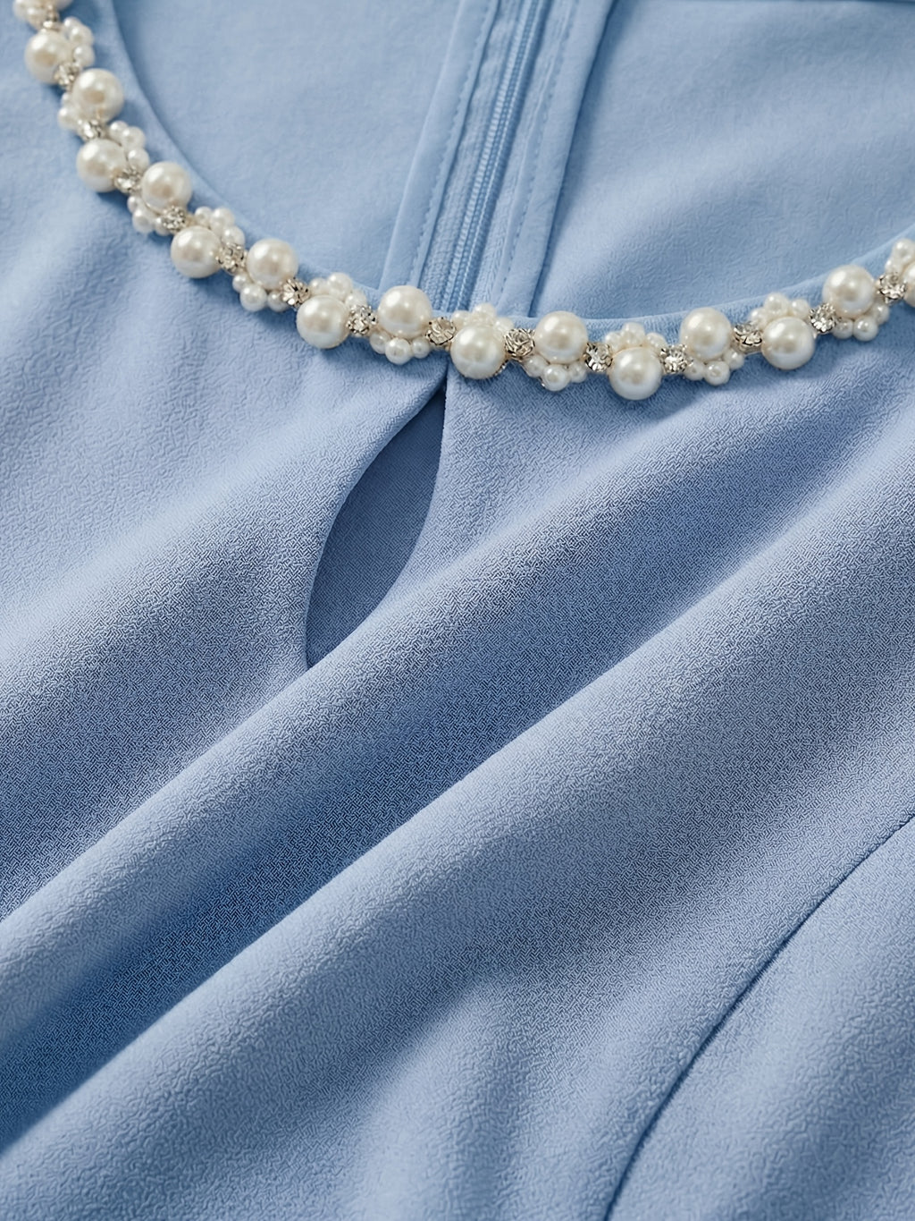 Robe de soirée grande taille, col perlé et voile fluide