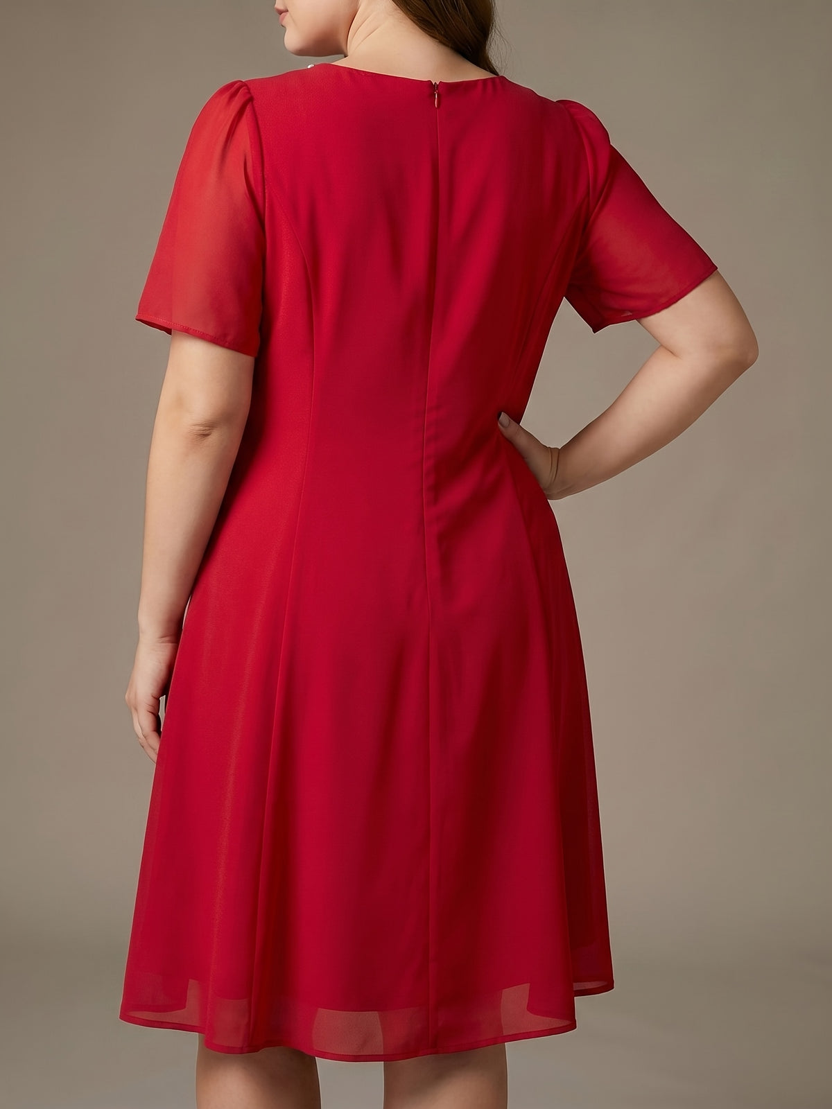 Robe de soirée grande taille, col perlé et voile fluide