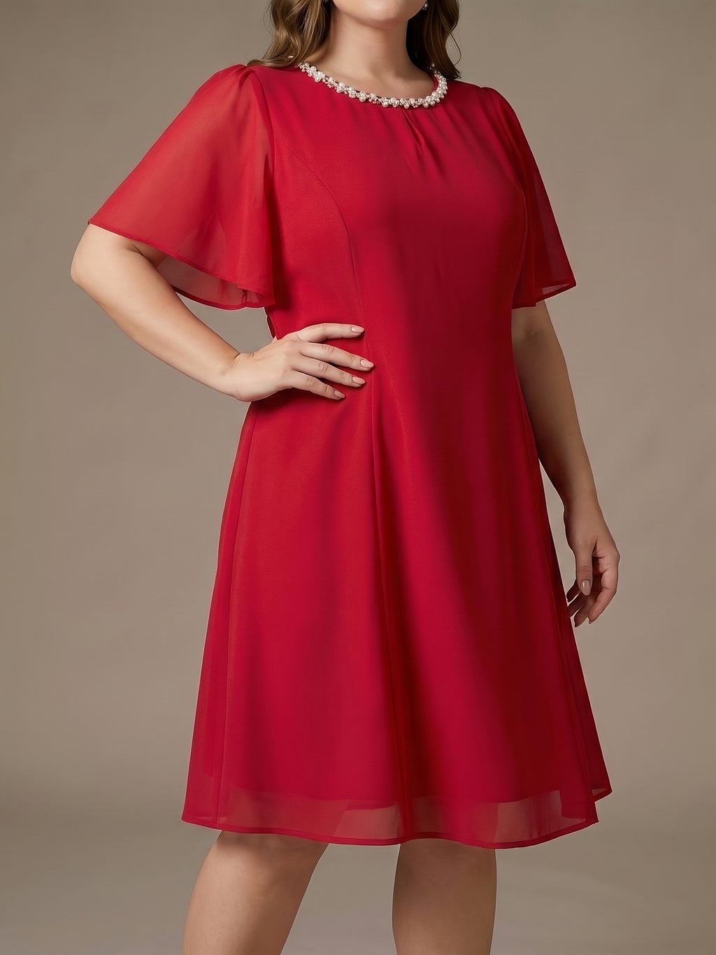 Robe de soirée grande taille, col perlé et voile fluide