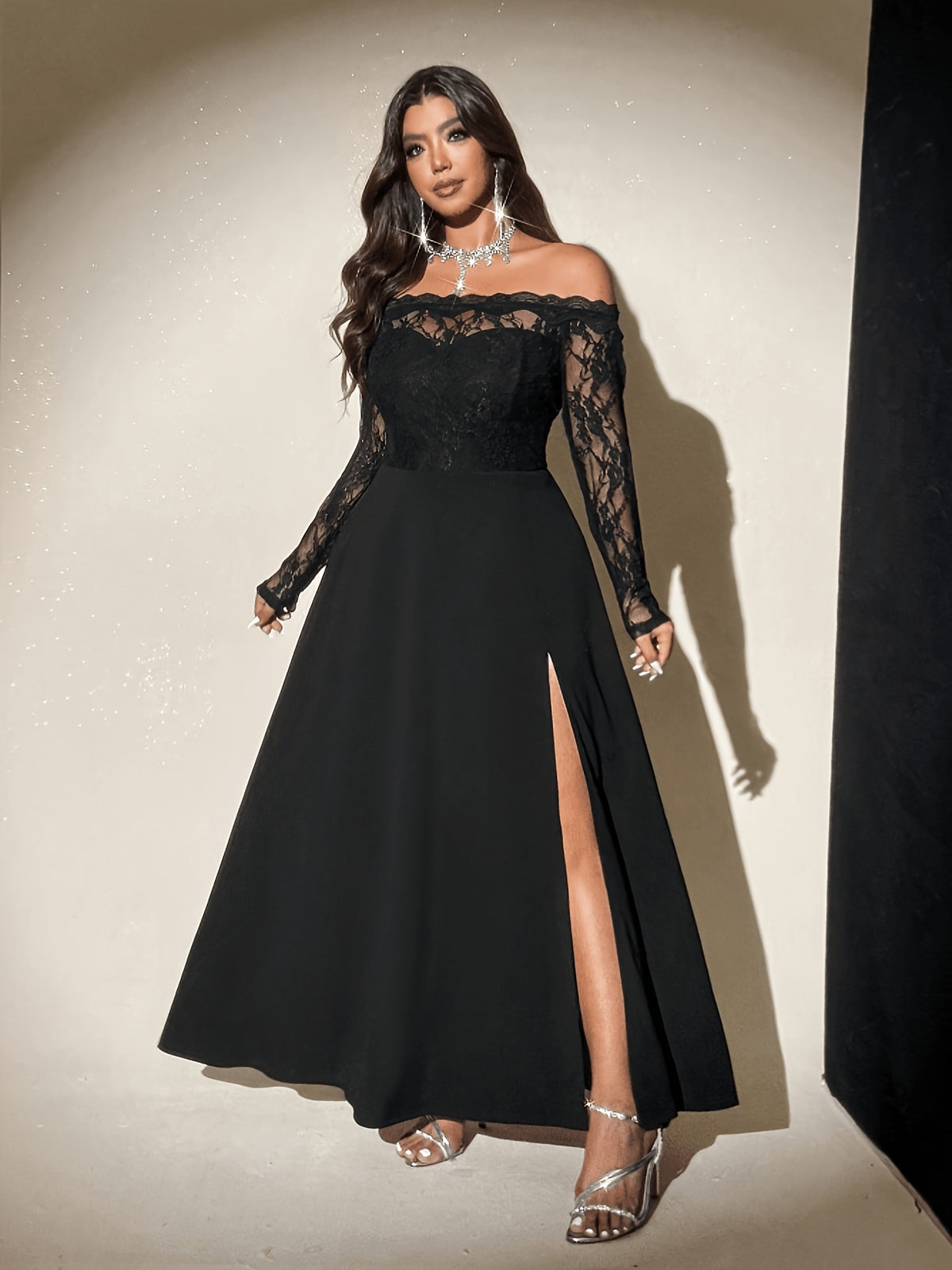 Robe de soirée grande taille — Dentelle florale et fente haute