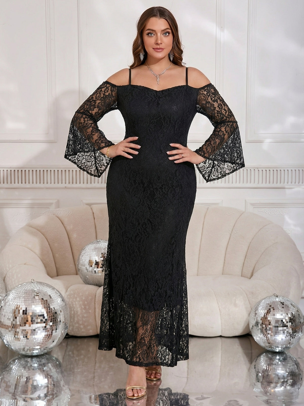 Robe de soirée grande taille — Dentelle noire, épaules nues