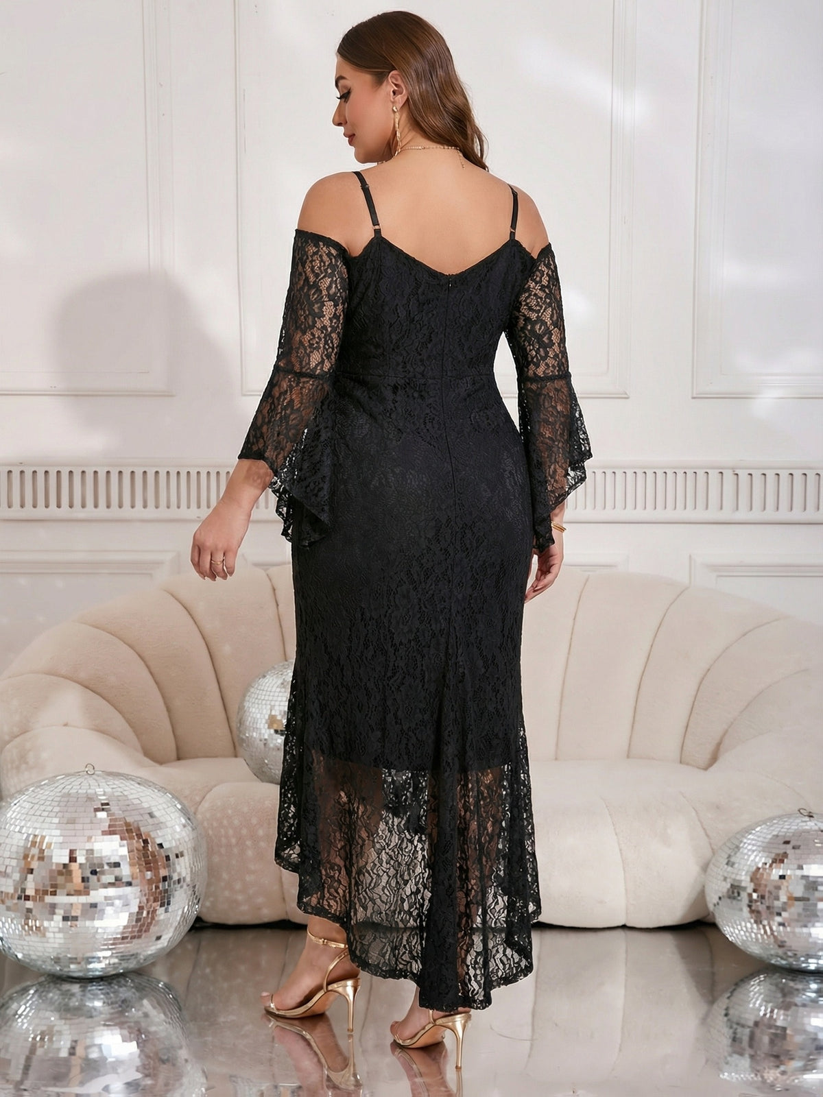 Robe de soirée grande taille — Dentelle noire, épaules nues