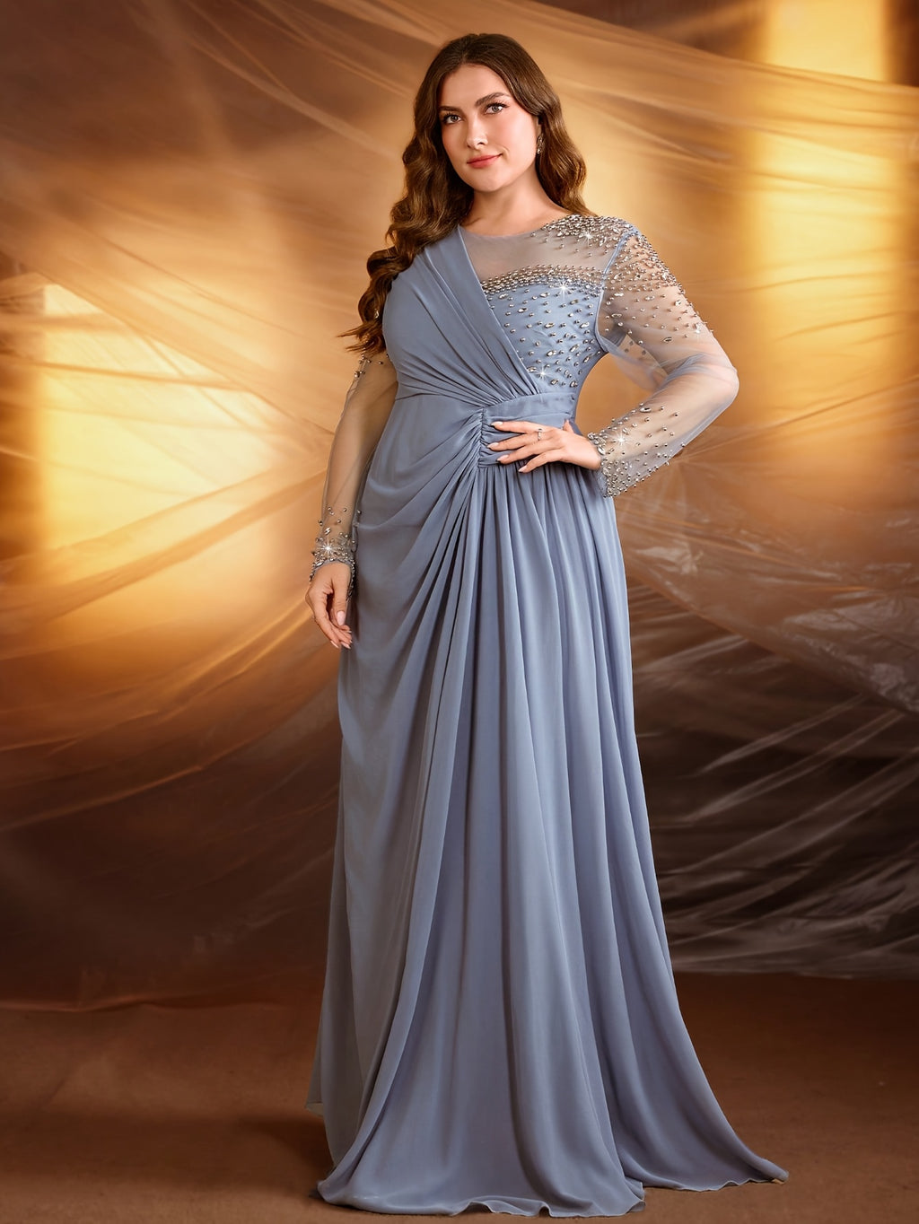 Robe de soirée grande taille — Drapé noué et tulle strassé