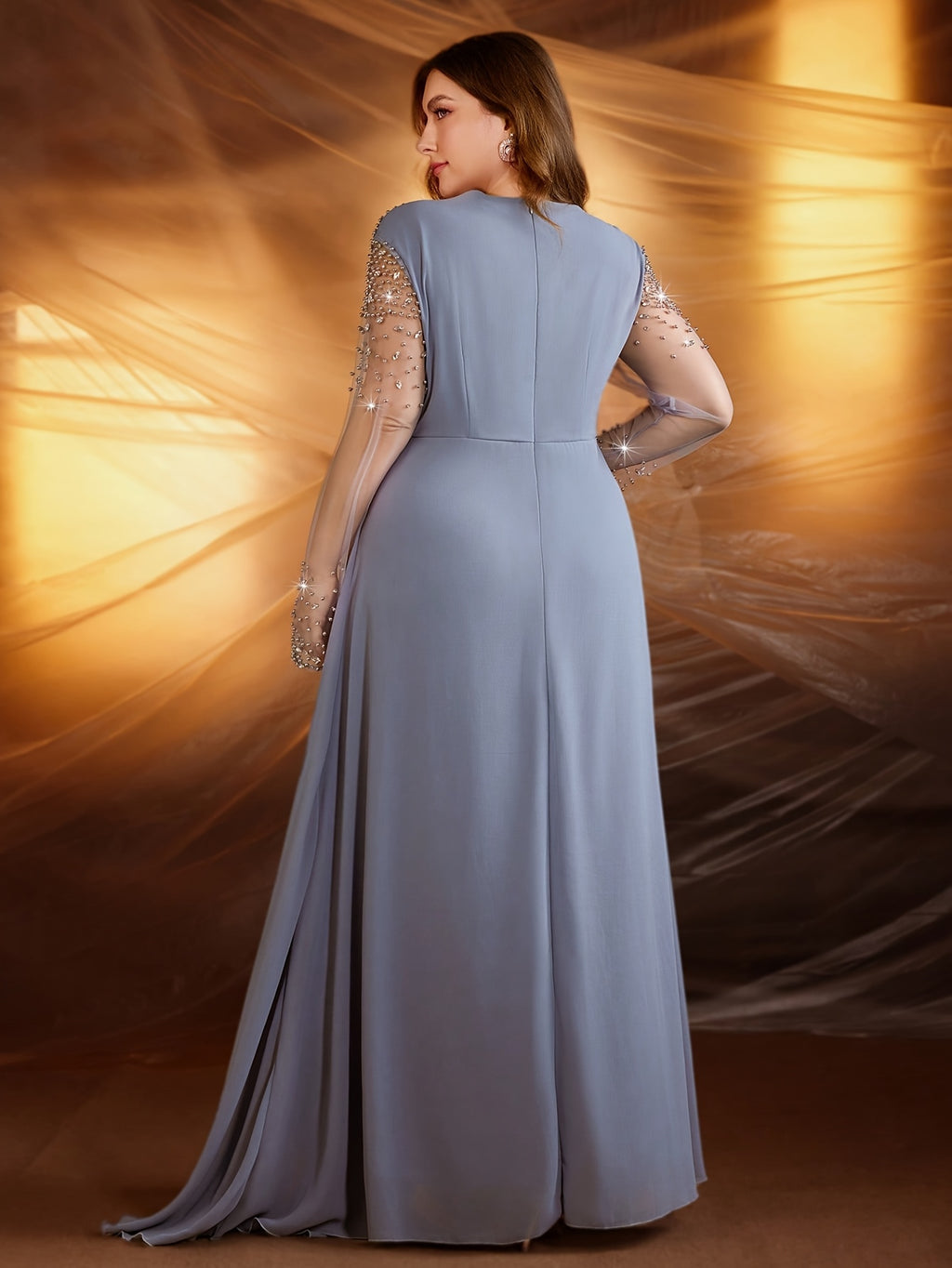 Robe de soirée grande taille — Drapé noué et tulle strassé