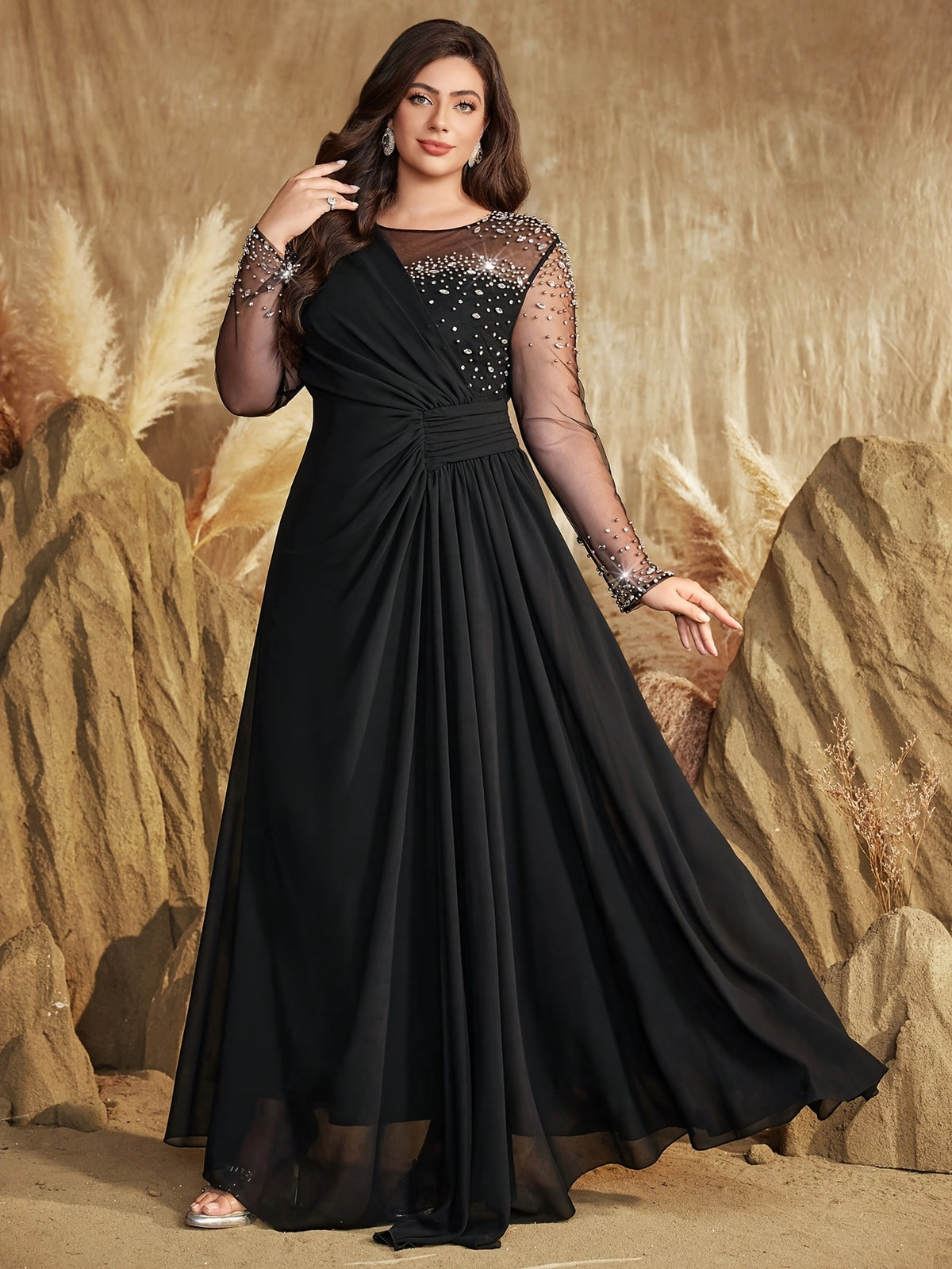 Robe de soirée grande taille — Drapé noué et tulle strassé
