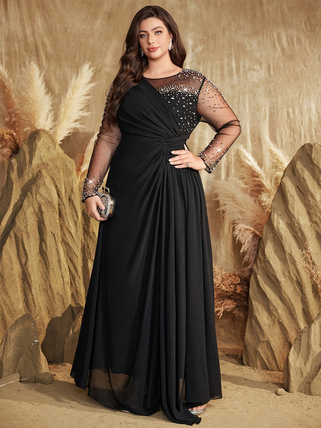Robe de soirée grande taille — Drapé noué et tulle strassé