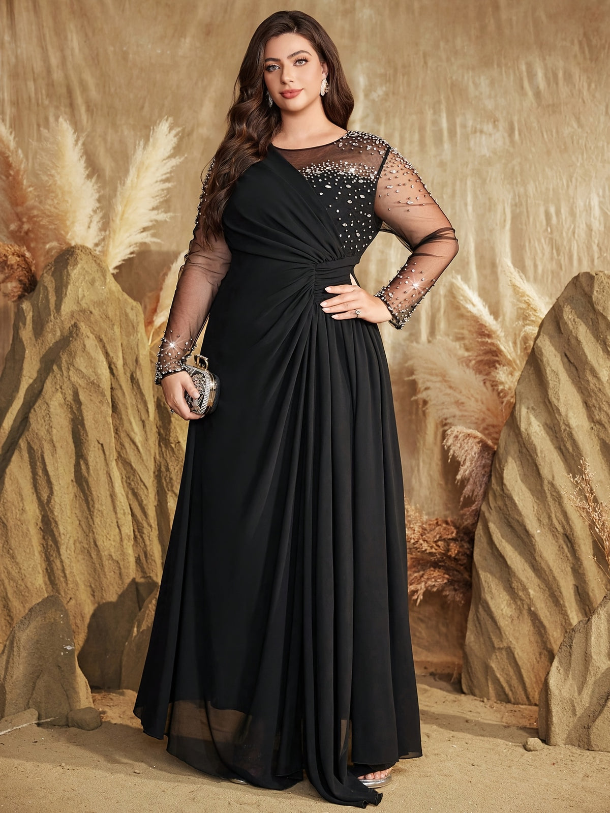 Robe de soirée grande taille — Drapé noué et tulle strassé