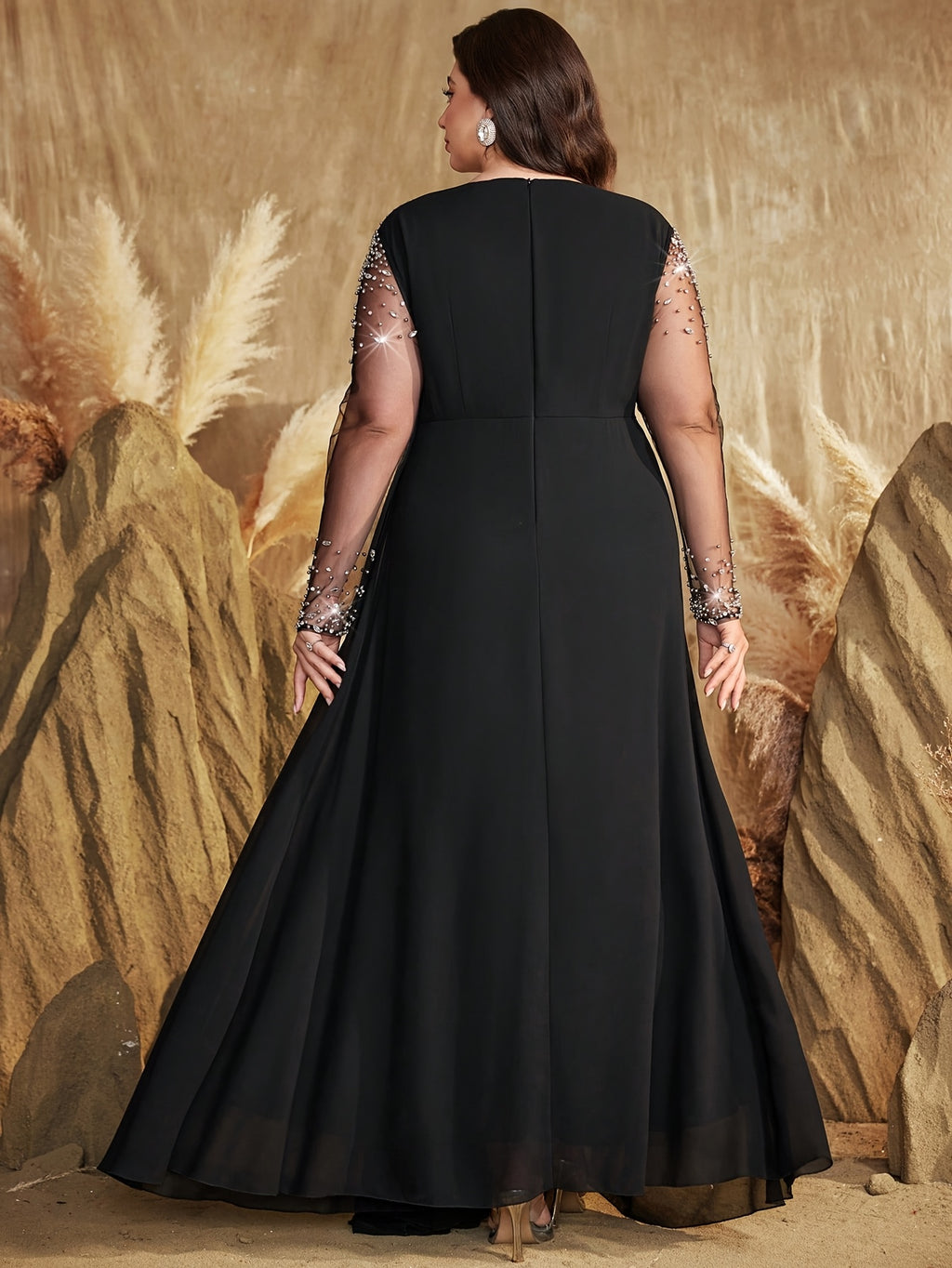 Robe de soirée grande taille — Drapé noué et tulle strassé