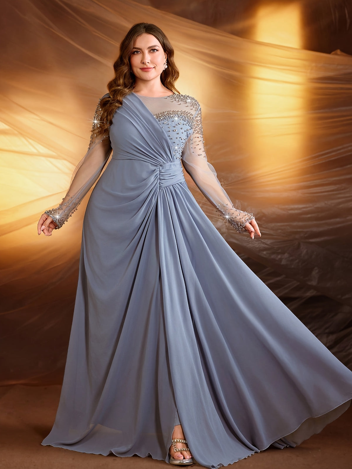 Robe de soirée grande taille — Drapé noué et tulle strassé