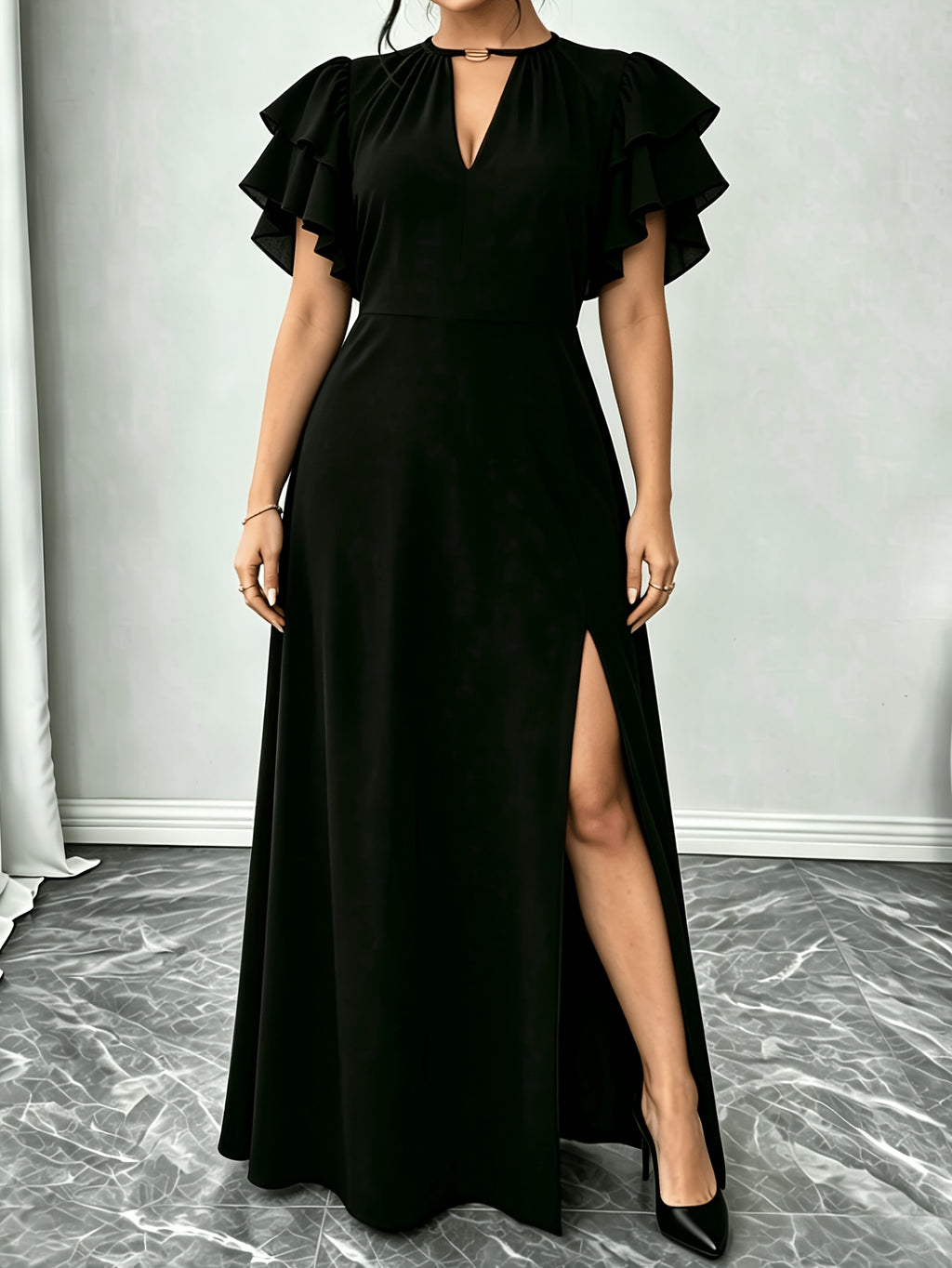 Robe longue grande taille — Volants d'épaule et fente latérale