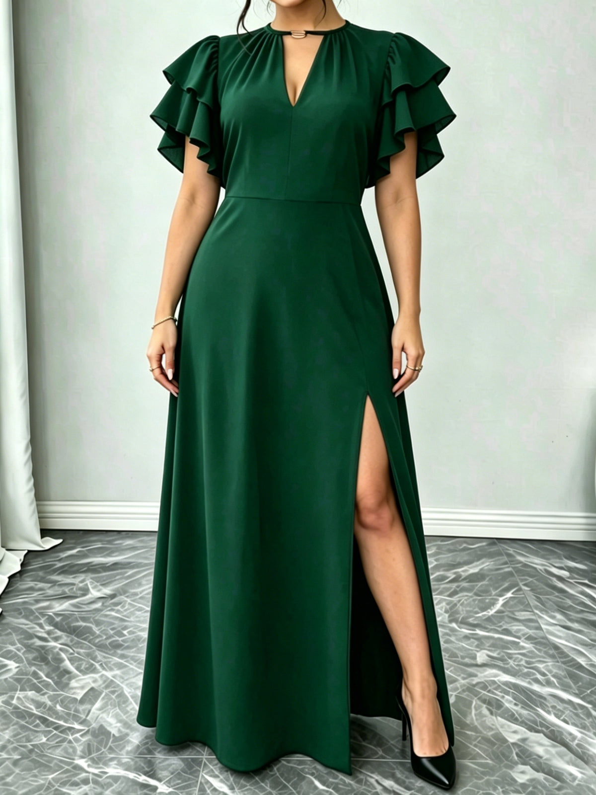 Robe longue grande taille — Volants d'épaule et fente latérale
