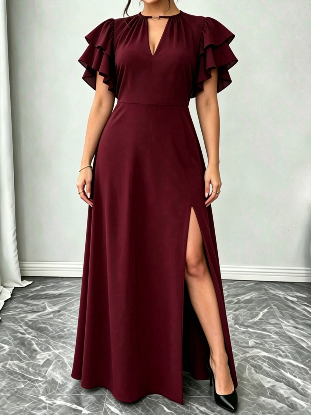 Robe longue grande taille — Volants d'épaule et fente latérale