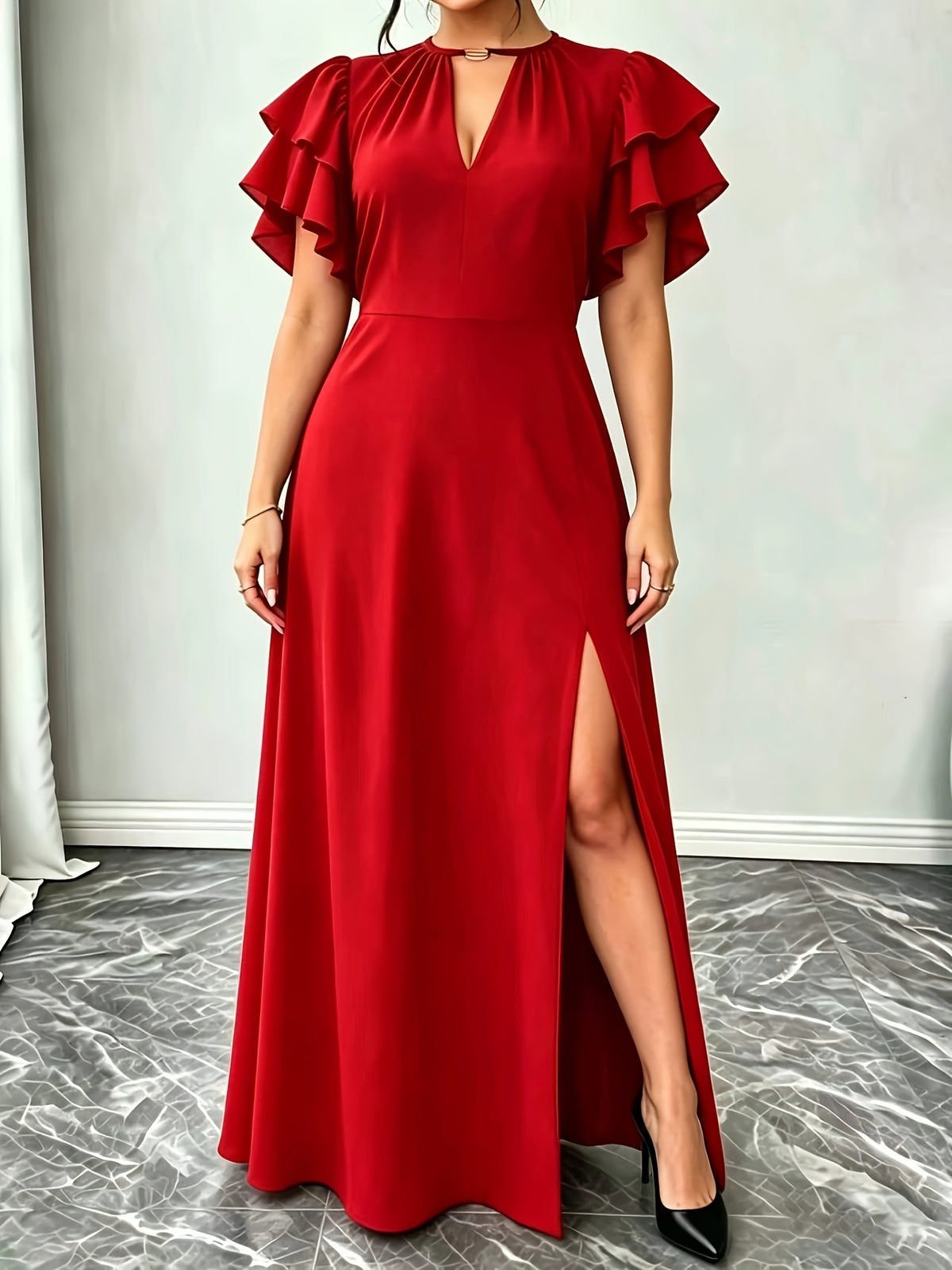 Robe longue grande taille — Volants d'épaule et fente latérale