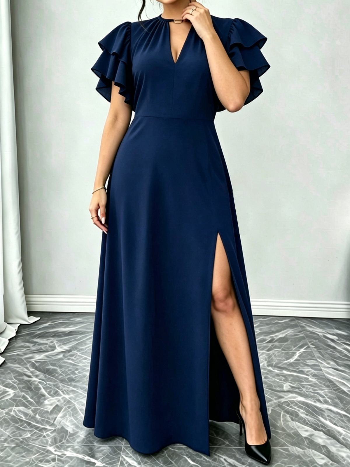 Robe longue grande taille — Volants d'épaule et fente latérale