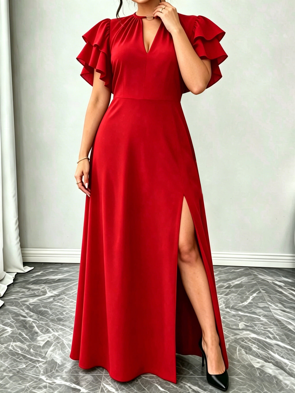 Robe longue grande taille — Volants d'épaule et fente latérale