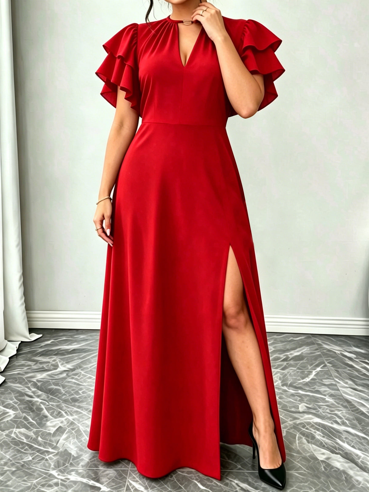 Robe longue grande taille — Volants d'épaule et fente latérale